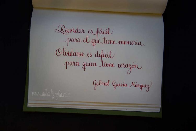 Texto caligráfico en cuaderno: Recordar es fácil para el que tiene memoria. Olvidarse es difícil para el que tiene corazón. Gagriel García Márquez
