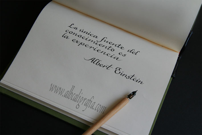 Texto en caligrafía: La única fuente del conocimiento es la experiencia. Albert Einstein