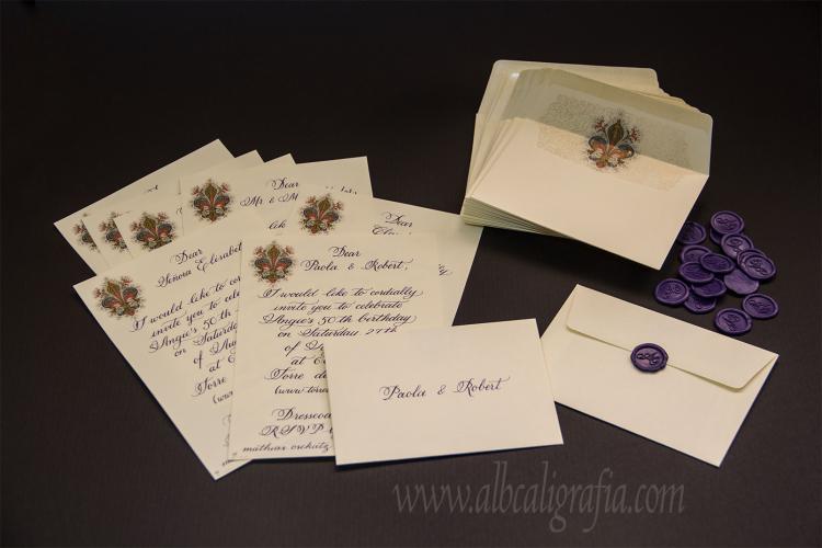Invitaciones para fiesta de 50 años escritas en caligrafía color morado y sobres lacrados con medallones morados