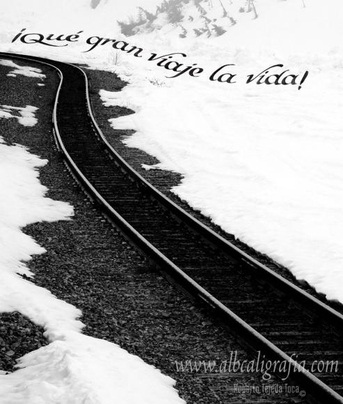 Vía del tren en en la nieve on texto caligráfico Qué gran viaje la vida