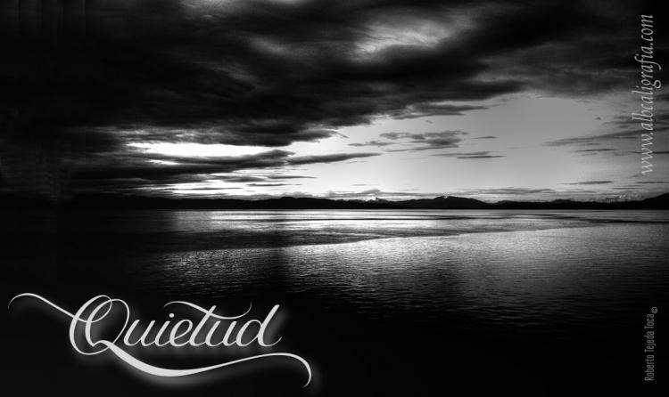 Fotografía de paisaje con montañas y mar en blanco y negro y la palabra quietud