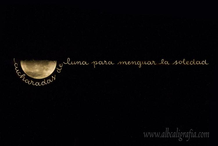 Luna menguante con texto caligráfico, cucharadas de luna para menguar la soledad