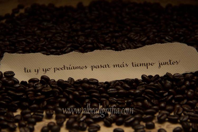 Texto caligráfico cobre granos de café. Tu y yo podríamos pasar más tiempo juntos
