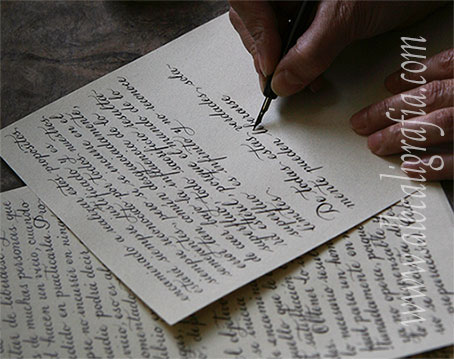 Carta escrita en caligrafía y manos del calígrafo