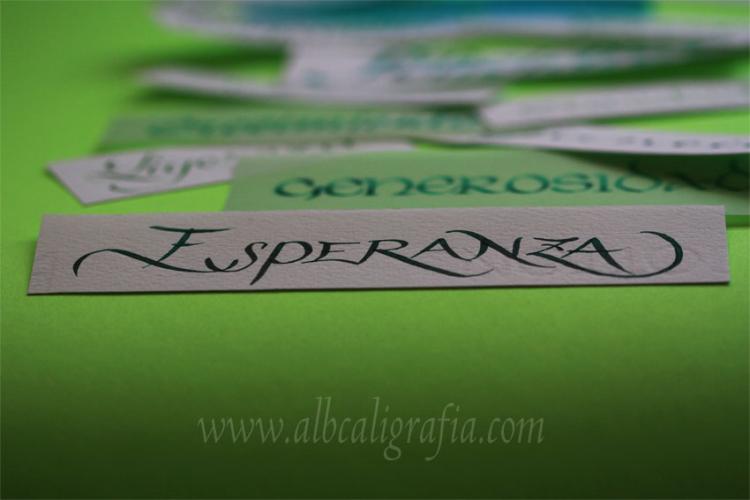 Palabra  Esperanza escrita en caligrafía sobre un fondo verde