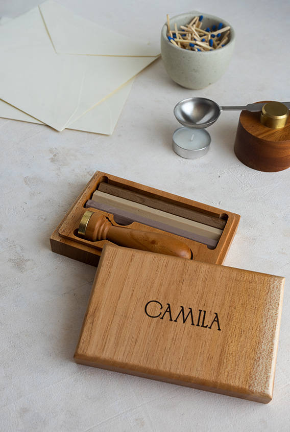 Juego de lacrado clásico, con sello metálico y diseño de nombre Camila, barras de lacre en cobre, perla y lavanda, estuche de madera grabado acompañad