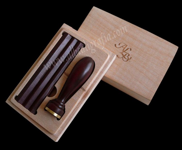 Juego de lacrado  en caja de maderas dinas con acabado natural y grabado laser, incluye 3 barras de lacre y 1 sello.