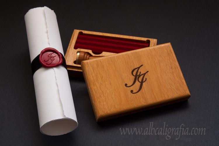 Caja de madera con barras de lacre rojo, grabada con iniciales JJ y pergamino con listón negro y medallón de lacre rojo