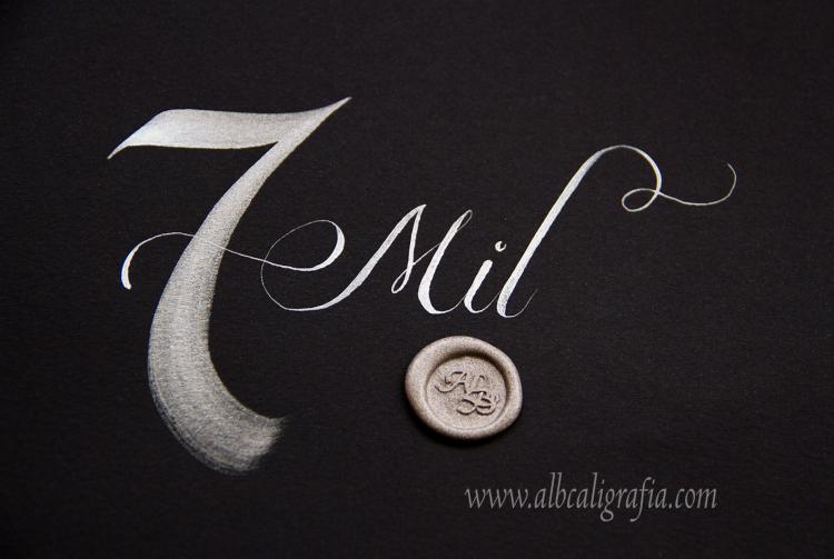 Fondo negro con número 7 y palabra Mil escritos en color plata,  medallón de lacre plata