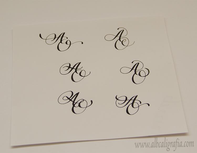 Hoja de papel con diferentes muestras caligráficas de monograma AO