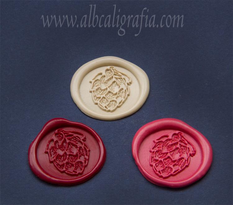 Medallones de lacre color marfil, rojo y rosa con sello de lúpulo