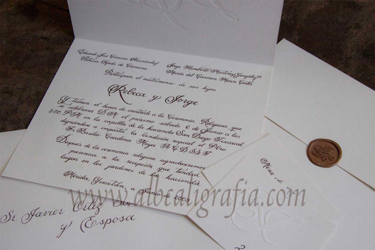 Invitación de boda en estilo caligráfico con lacre cobre