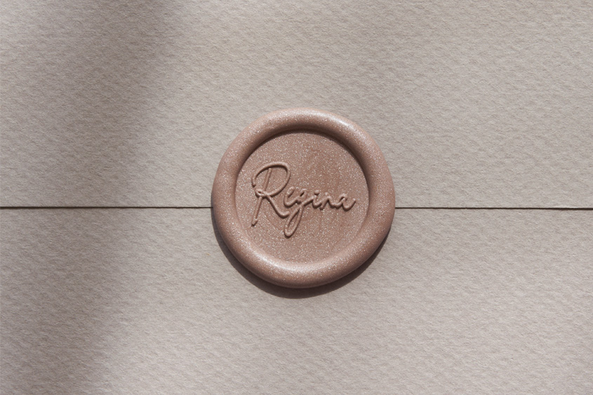 Sobre blanco lacrado con un sello de diseño Regina en color palo de rosa