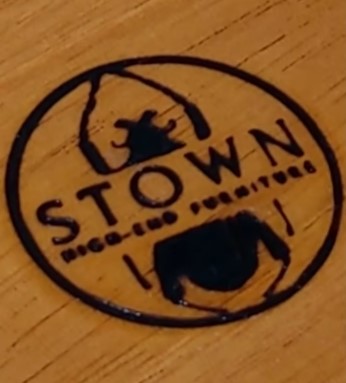 Sello grabado con calor con set de termograbado en madera con la imágen de un escarabajo y la palabra STOWN