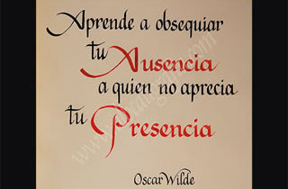 Texto en caligafía: Aprende a regalar tu ausencia a quien no aprecia tu presencia. Oscar Wilde