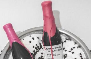 Botella de Santa Sabina, con nuestro lacre para botellas en color rosa, puesto en el cuello de la botella y dándole un terminado como chorreado