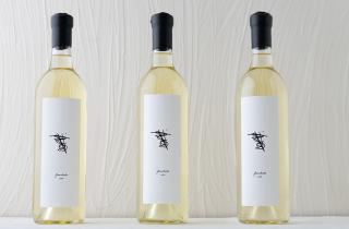 Tres botellas de vino blanco Garabato selladas con lacre para botella color negro