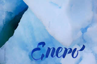 Palabra enero en color azul sobre imagen de hielo glaciar