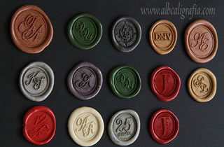 Medallones de lacre de diferentes colores con diferentes diseños