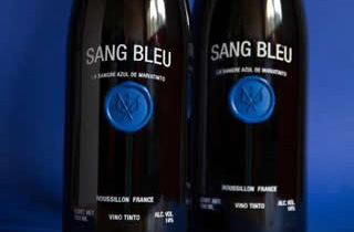 2 botellas de vino SAN BLEU decoradas con un medallón de lacre azul