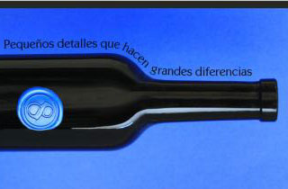 Botella negra con medallón de lacre color azul rey
