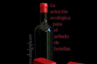 Botella con sello de lacre rojo y texto sobre soluciones ecológicas para el sellado de botellas