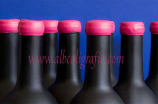 Botellas negras con lacre rosa