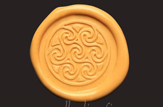 Medallón de lacre amarillo con sello de espirales celtas
