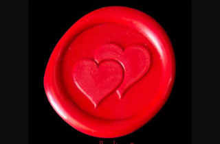 Medallón de lacre rojo escarlata  con corazones