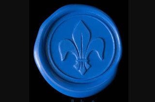 Medallón de lacre color azul rey con flor de liz